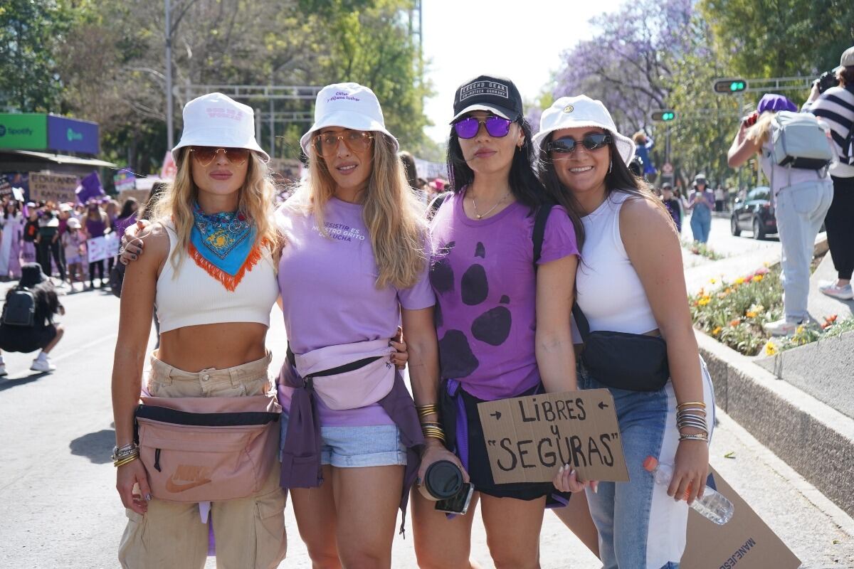 Alessandra Rojo de la Vega lidera a cientos de mujeres en la marcha del 8M 2023 