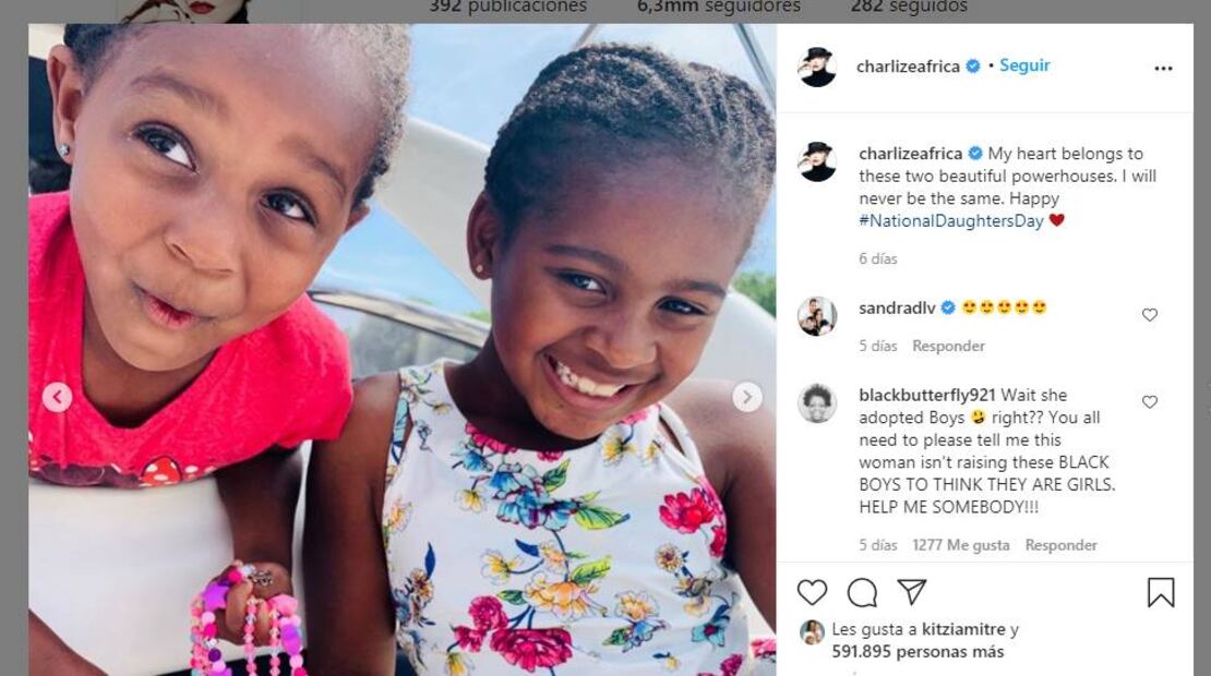 Charlize Theron se divierte en grande con sus 2 hijas en el mar de Grecia