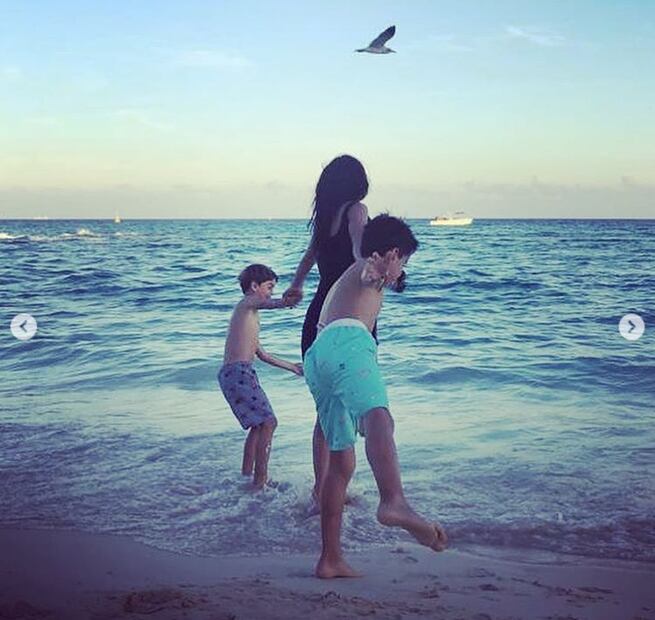 Paola Rojas vive un momento inolvidable con sus hijos en el mar