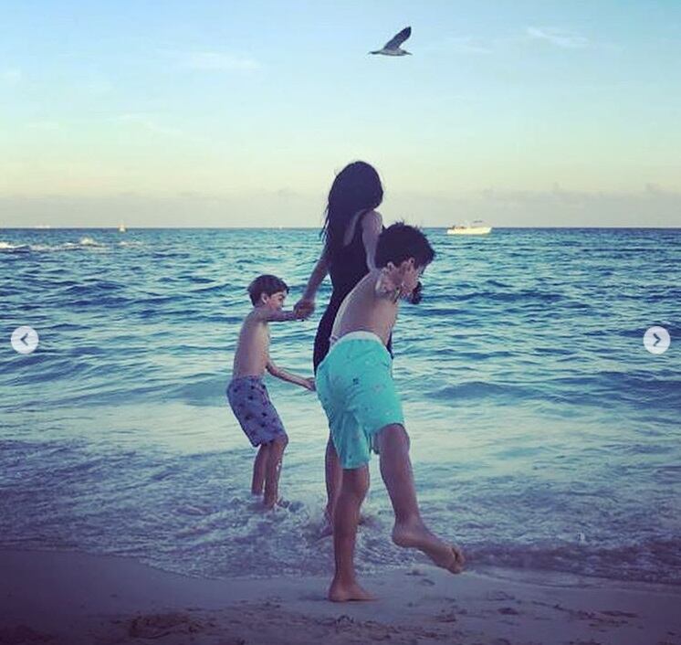 Paola Rojas vive un momento inolvidable con sus hijos en el mar