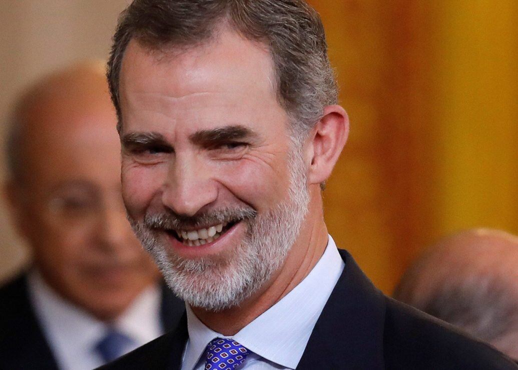 El rey Felipe sorprendido por el excesivo gesto de cariño de Isabel Díaz Ayuso 