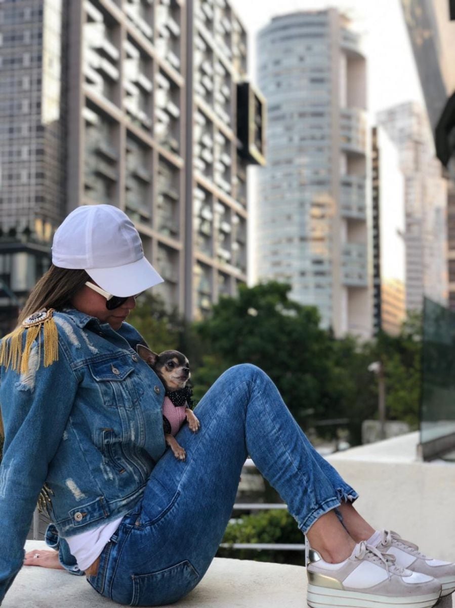 “Mía”, la mascota fashionista de Fabiola Ortiz