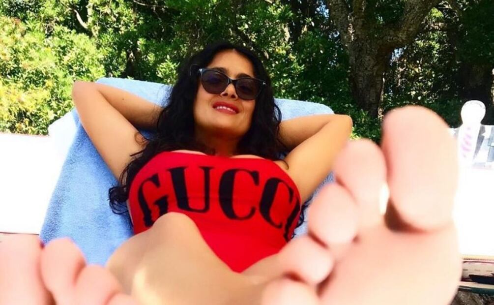 Salma Hayek impacta con foto makeup free en la alberca 