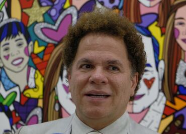 VIDEO: Mujer le avienta pieza a Romero Britto por tratar mal a sus empleados