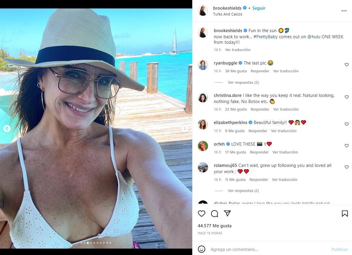 Brooke Shields luce su belleza al natural con un top de bikini blanco