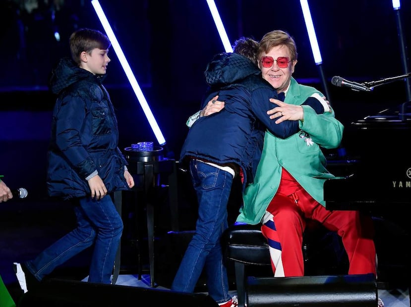 Los hijos de Elton John y David Furnish brillan en el escenario en pleno concierto