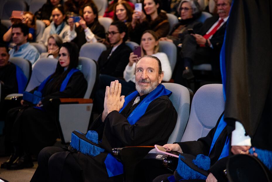 El también diseñador y empresario de la moda fue aplaudido durante este acto de honor. (Foto: Especial)
