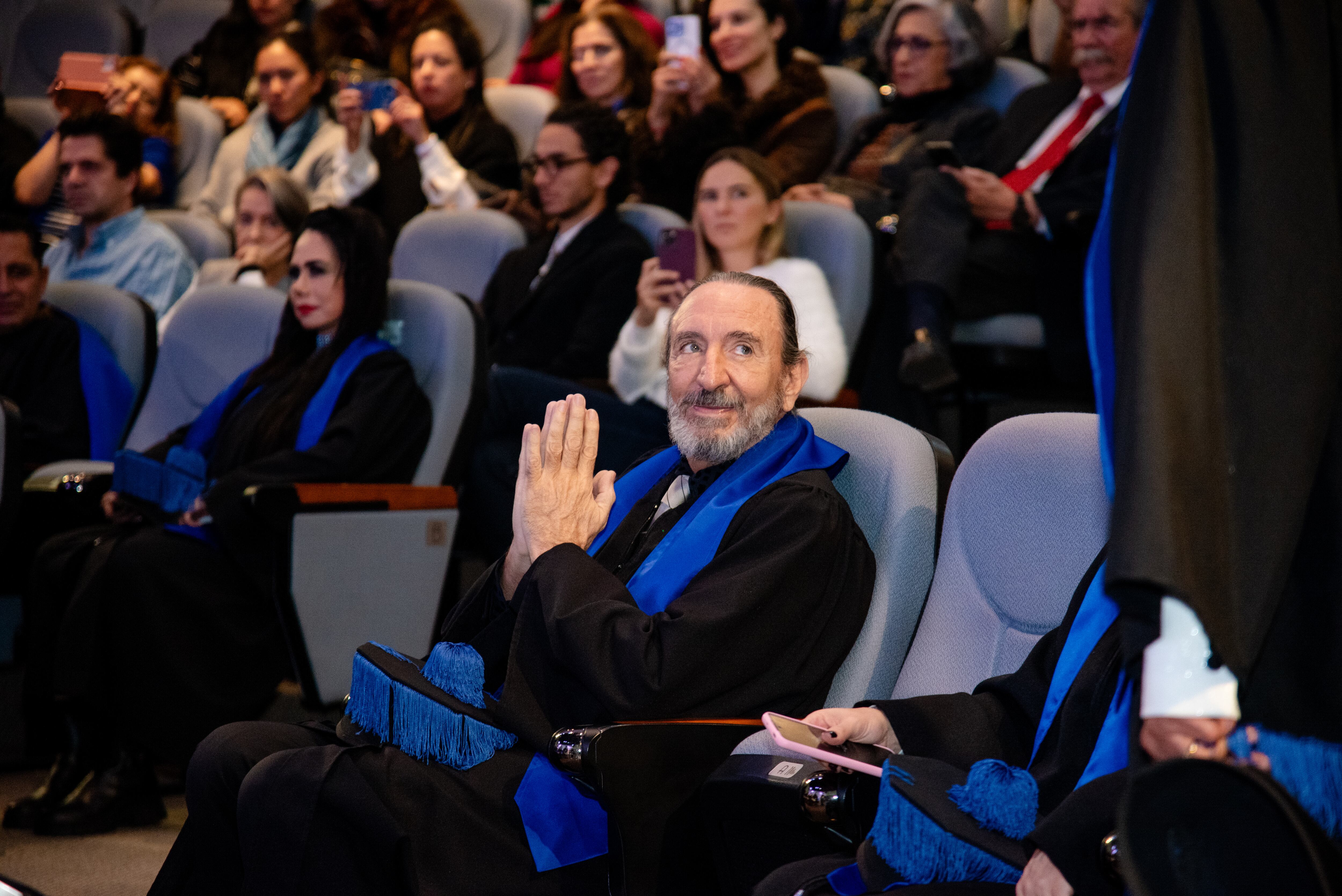 El también diseñador y empresario de la moda fue aplaudido durante este acto de honor. (Foto: Especial)