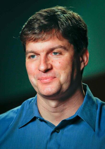 Quién es Michael Burry, el hombre que apostó 530 millones de dólares contra Tesla, de Elon Musk