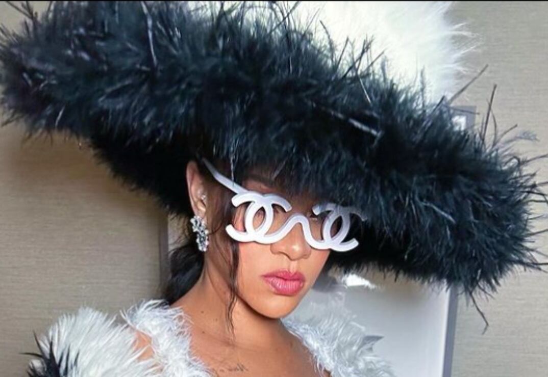 Rihanna derrocha estilo con atuendo Chanel en Nueva York previo a la MET Gala 2023