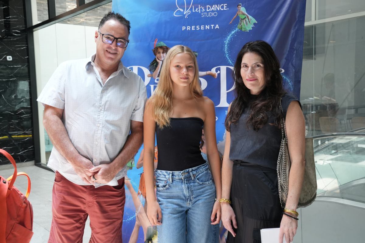 Asaf y Eli Tsuer con Victoria Jiménez. (Foto: Héptor Arjona)
