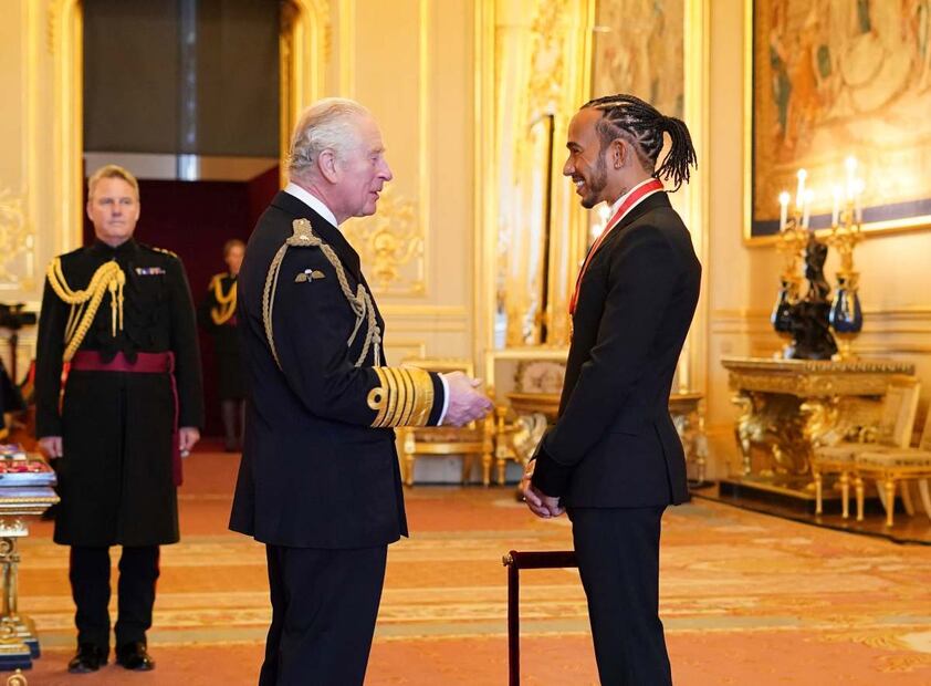 Lewis Hamilton, piloto de la F1, es nombrado 'Sir' por Carlos de Gales en el castillo de Windsor