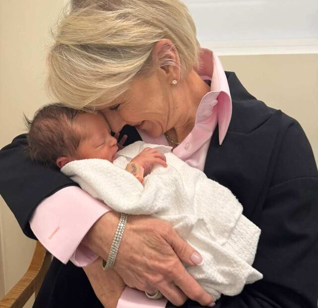 Diana Cover, mamá de Saskia Niño de Rivera, cargando a su nieto Piero / Foto: Instagram
