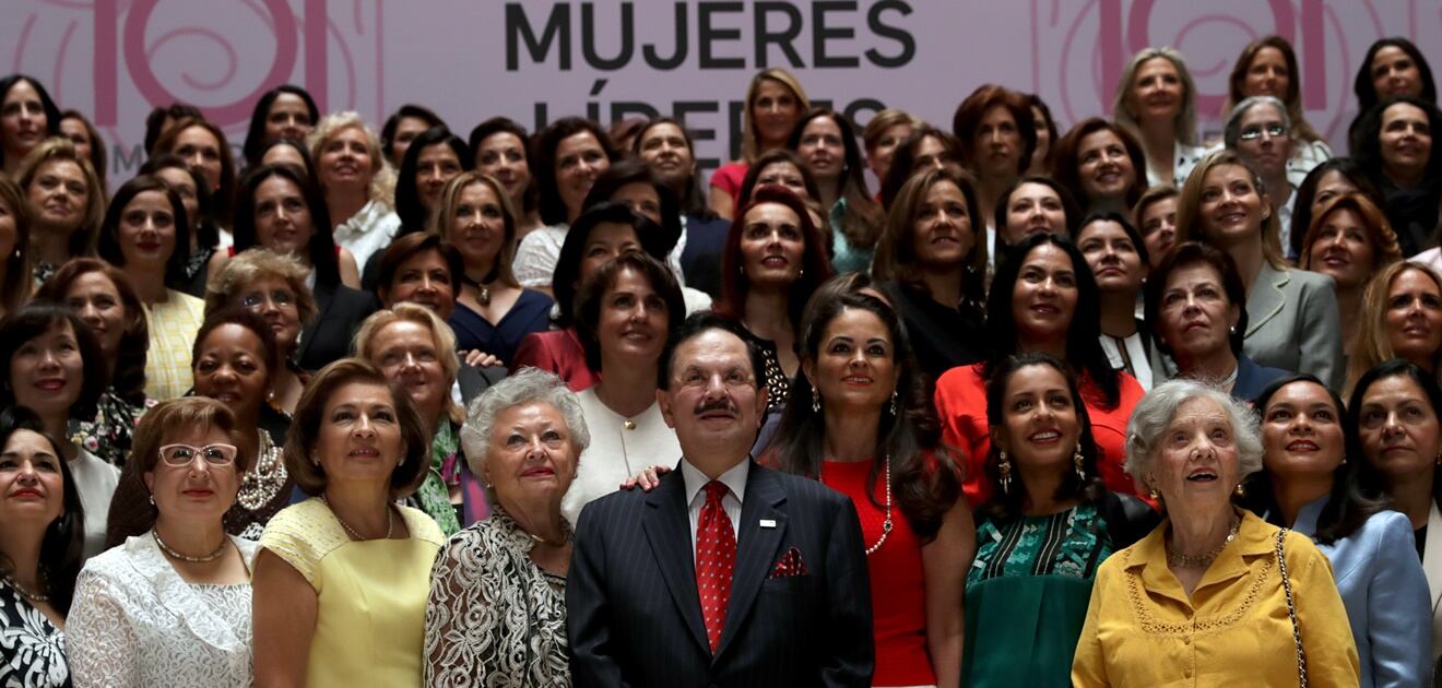 <p>101 Mujeres Líderes de México con el&nbsp;Licenciado Juan Francisco Ealy Ortiz, Presidente Ejecutivo y del Consejo de Administración de El Universal, y su esposa, la señora Perla Díaz de Ealy.<strong> (Foto: Juan Boites / El Universal)</strong></p>
