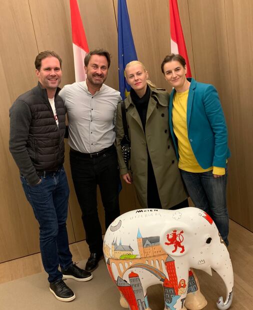 La histórica foto del primer ministro de Luxemburgo con su esposo y la ministra de Serbia con su esposa