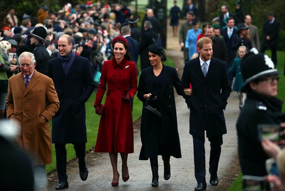 VIDEO: El príncipe William y Meghan Markle en una disputa navideña 