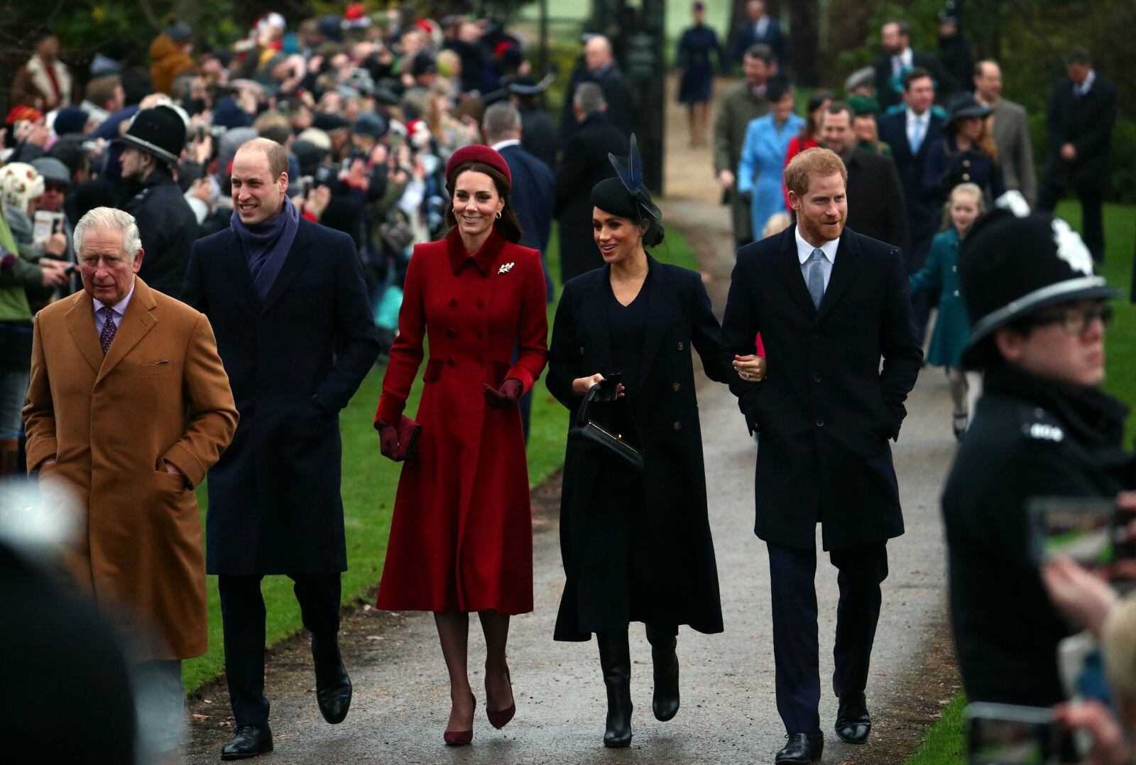 VIDEO: El príncipe William y Meghan Markle en una disputa navideña 