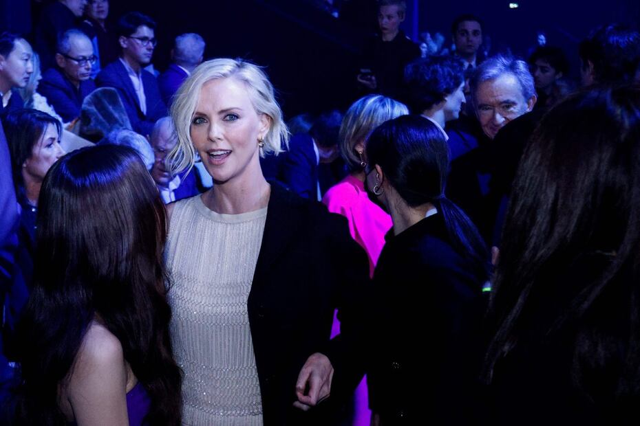 Charlize Theron sale del misterio y vuelve a la sensualidad de la melena rubia