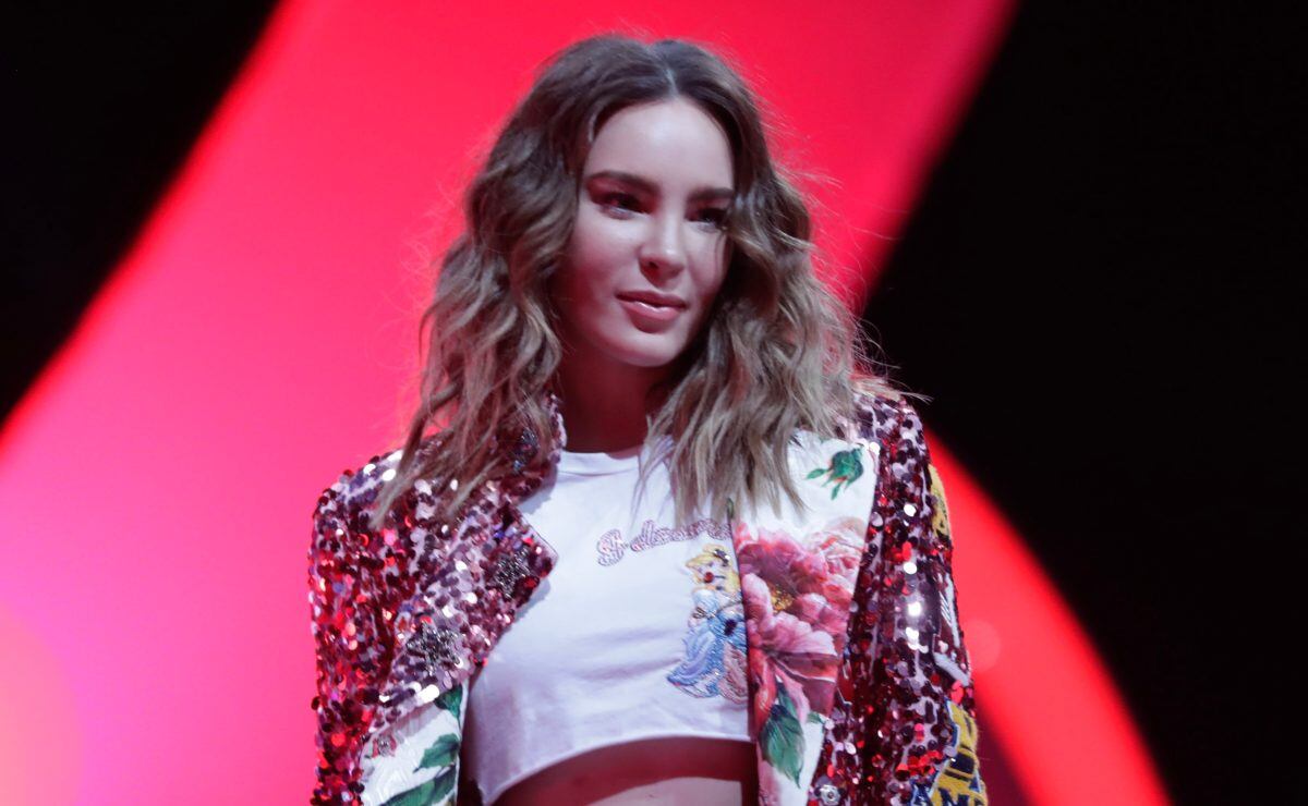 Belinda impacta con diminuto bikini acostada en la arena