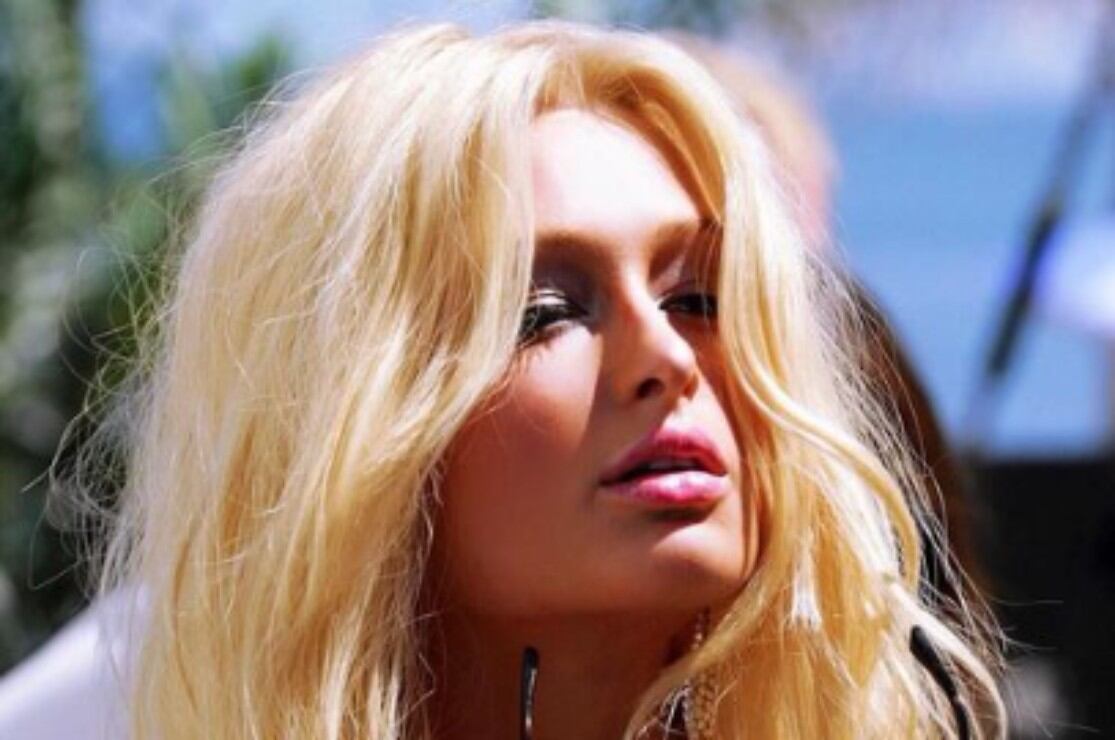 Paris Hilton, de 42 años, cautiva con trikini plateado al estilo Cher