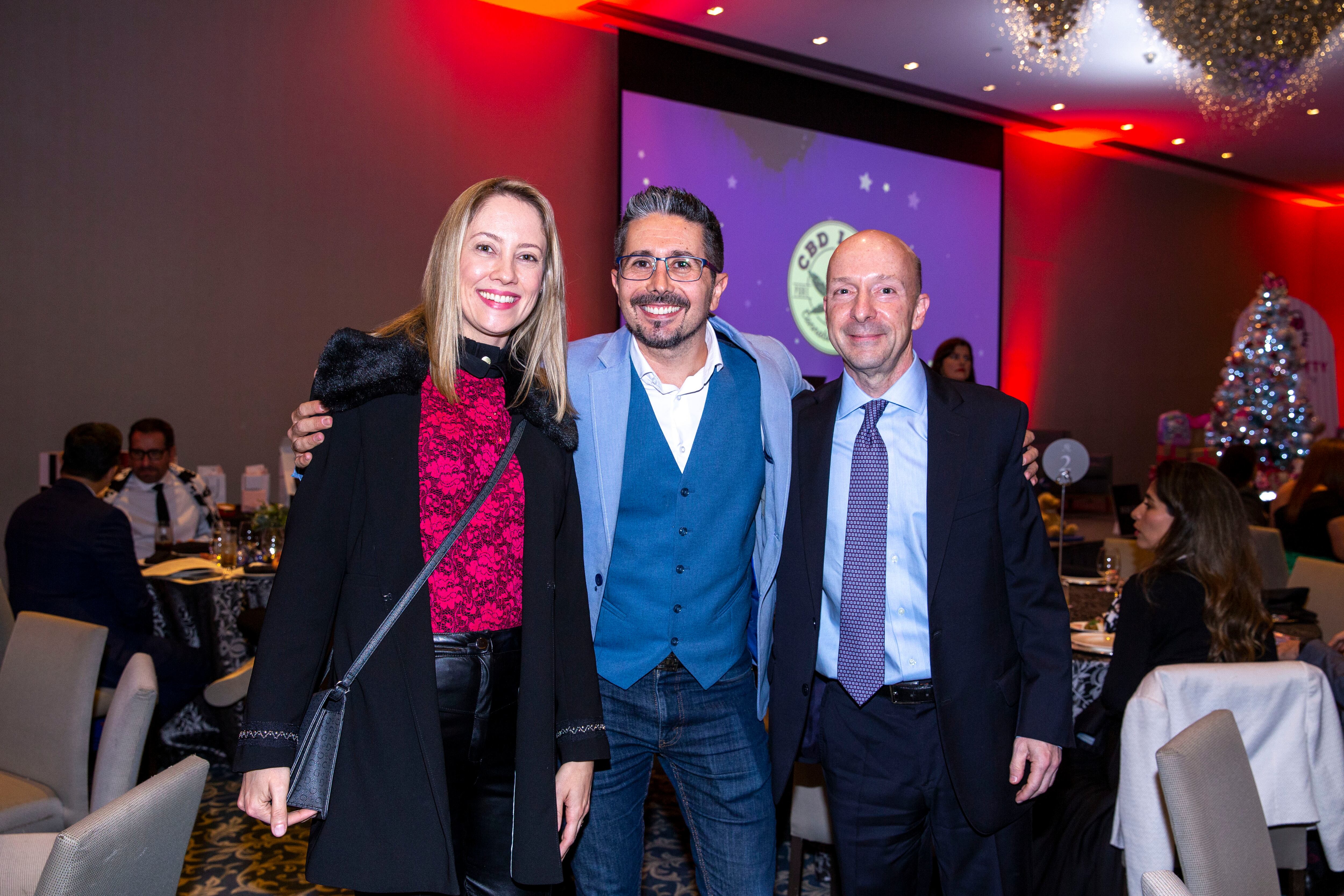 Renata y André Soresini con Eddie Miquel. (Foto: Edgar Silva Fuentes S.)