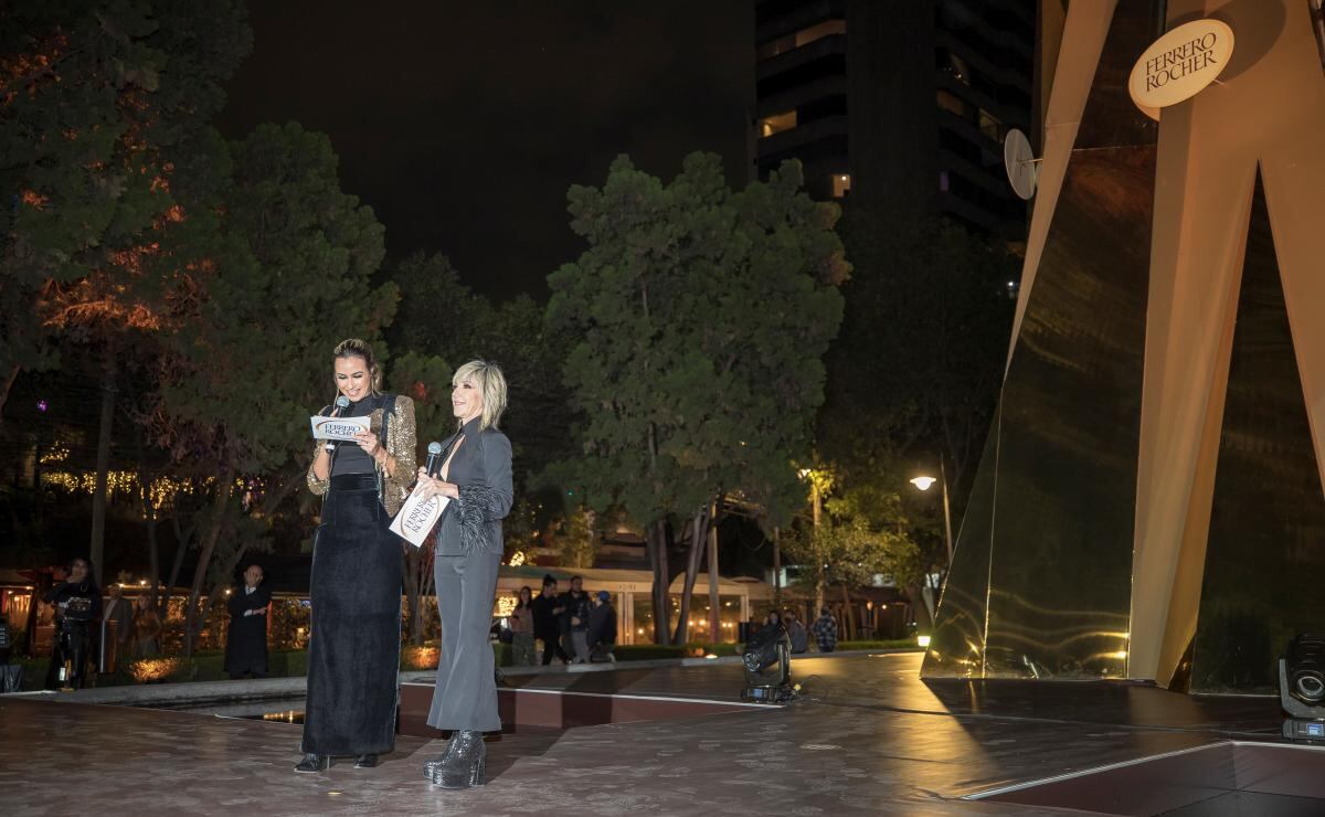 Ana Torroja enciende el tradicional árbol de Ferrero