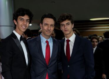 Leo de Lozanne y sus hijos roban cámara en graduación del Irlandés