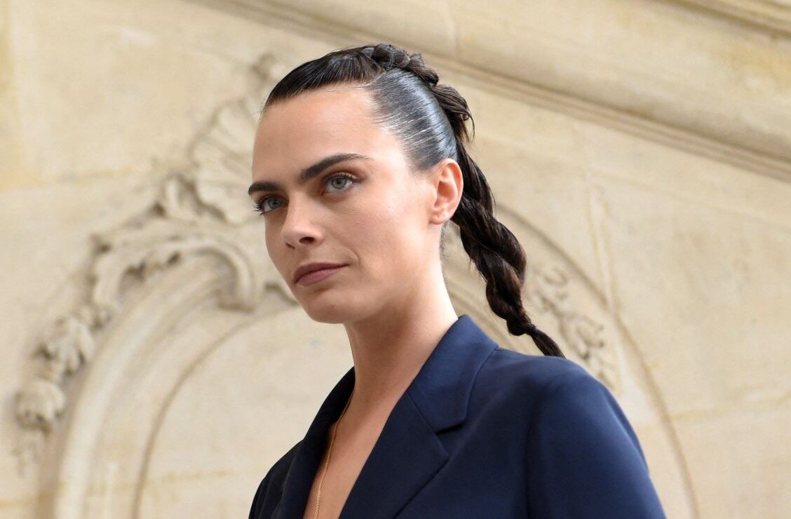 Cara Delevingne posa braless en desfile de moda de Dior, en París