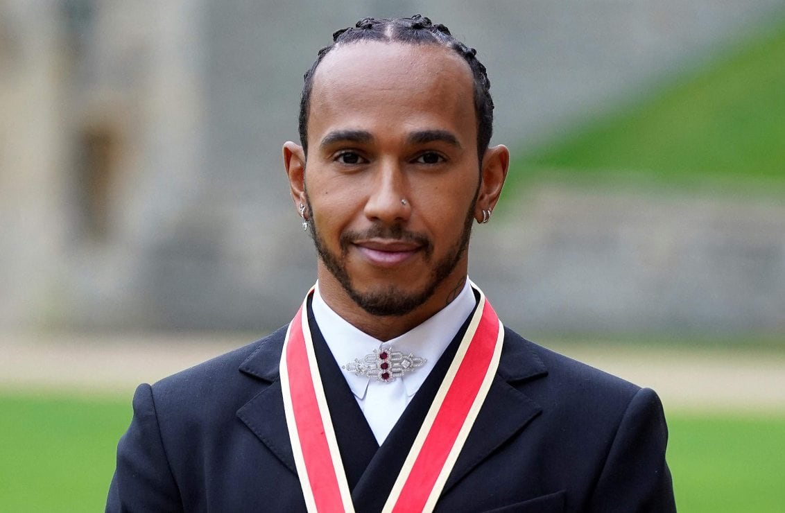 Lewis Hamilton, piloto de la F1, es nombrado 'Sir' por Carlos de Gales en el castillo de Windsor