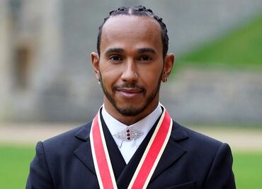 Lewis Hamilton, piloto de la F1, es nombrado 'Sir' por Carlos de Gales en el castillo de Windsor