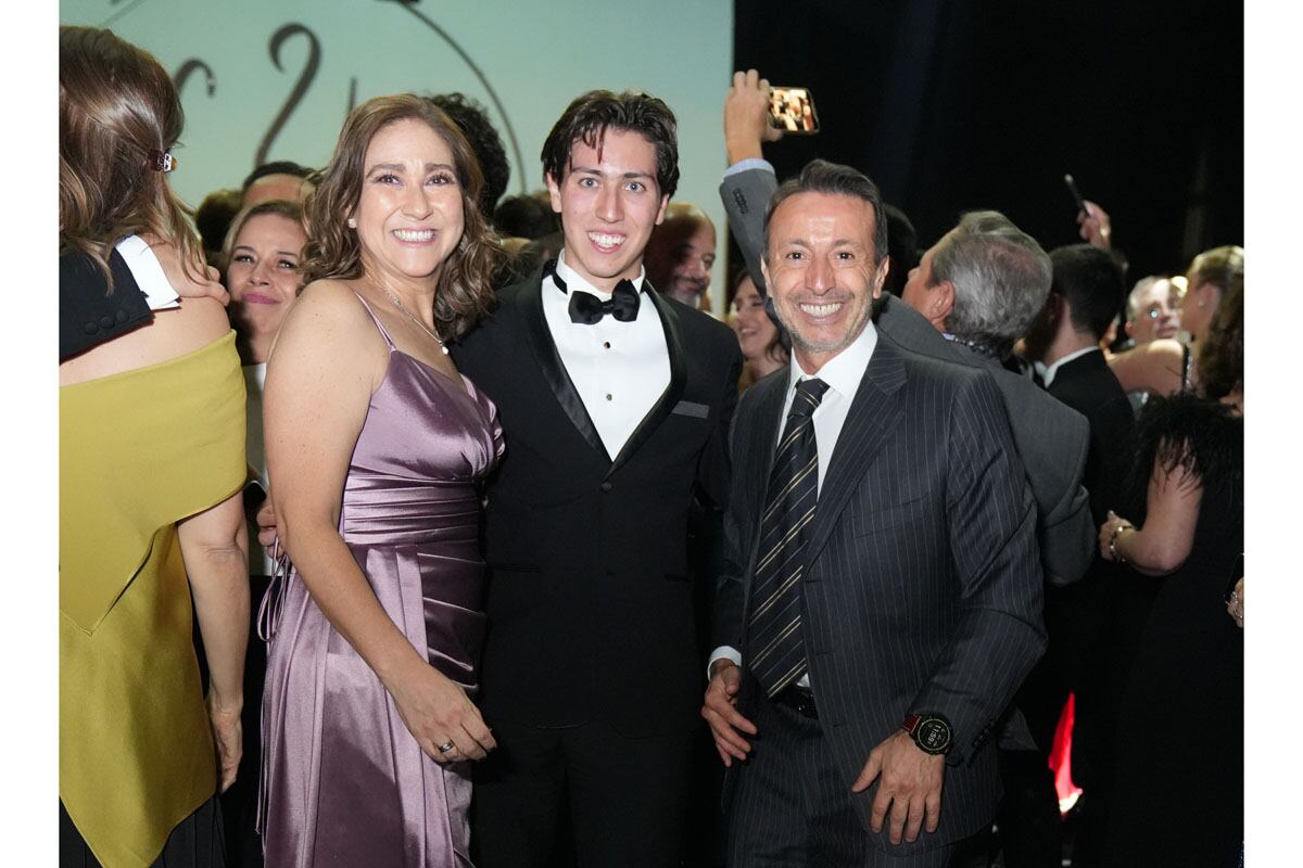 Ana Díaz con Mauricio Jr. y Mauricio Ruiz. (Foto: Héptor Arjona)