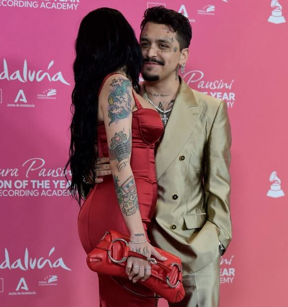 Christian Nodal y Cazzu en la ceremonia de Persona del Año de los Latin Grammy 2023 en el Centro de Conferencias y Exposiciones de Sevilla / AFP