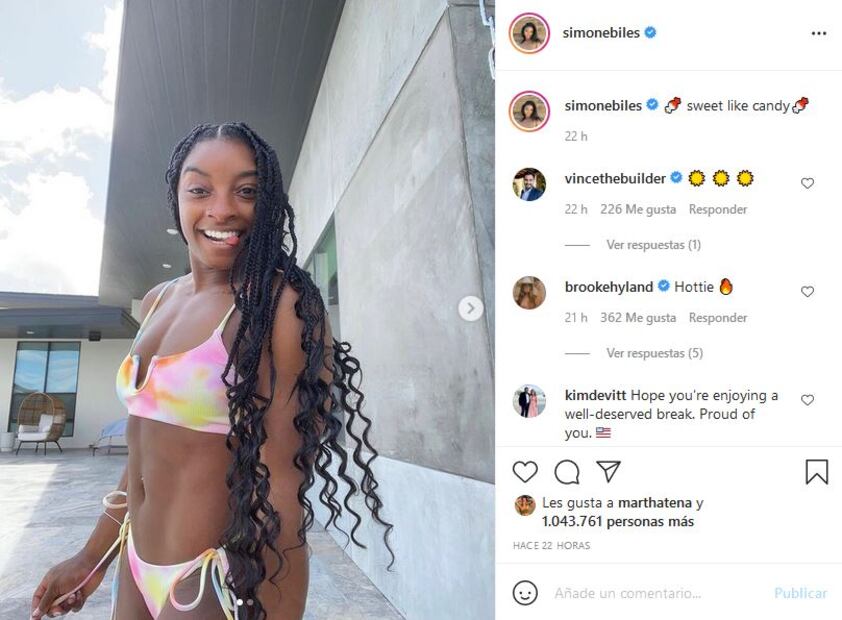 Simone Biles luce bikini tie-dye tras su participación en los Juegos Olímpicos