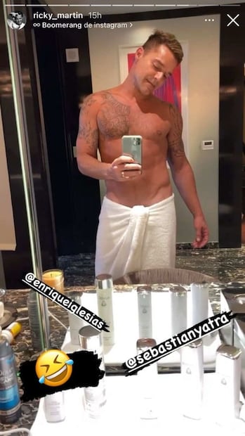 Ricky Martin posa sólo con una toalla a sus 49 años y enciende las redes