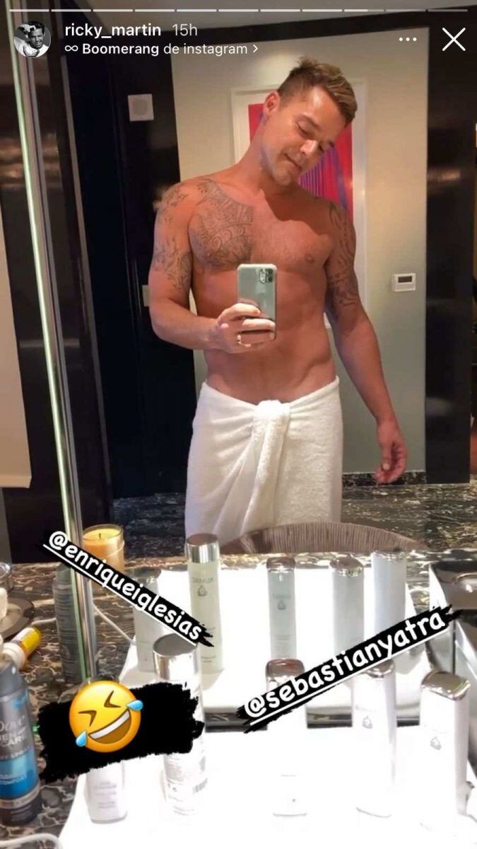 Ricky Martin posa sólo con una toalla a sus 49 años y enciende las redes