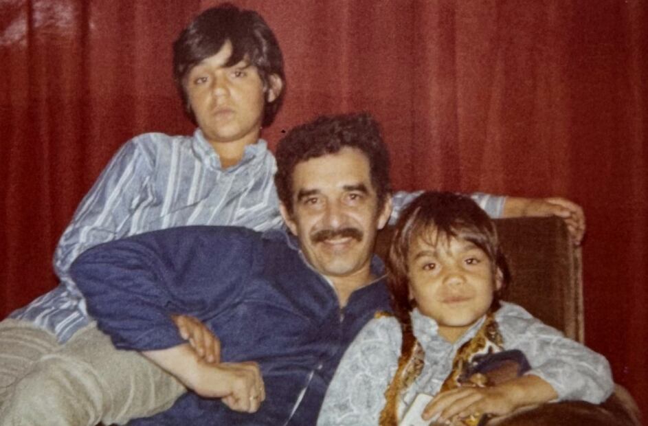 Rodrigo García Barcha y su papá, Gabriel García Márquez, junto a su hermano menor / Instagram: @rodgarcia59