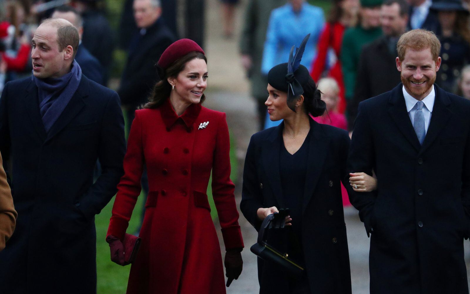 VIDEO: El príncipe William y Meghan Markle en una disputa navideña 