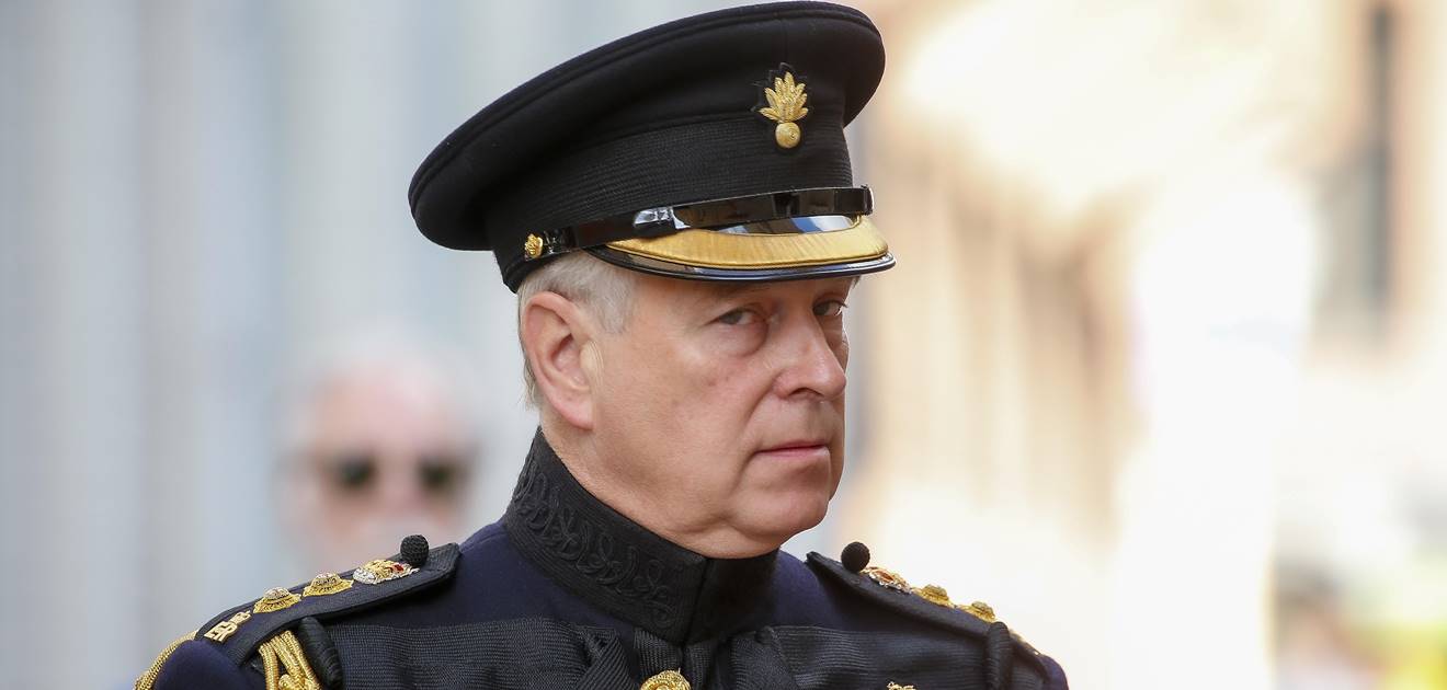 El príncipe Andrés de mal en peor: se peleó con un asistente y el príncipe Carlos tuvo que intervenir