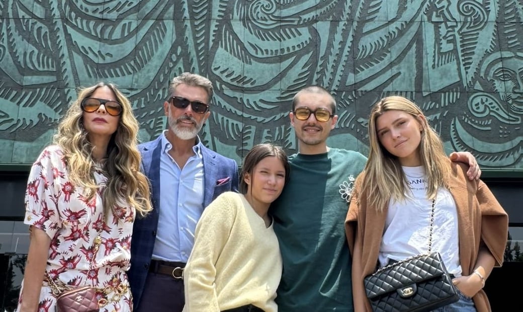 Sergio Mayer con su esposa Issabela Camil y sus hijos, Sergio, Antonia y Victoria / Foto: Instagram