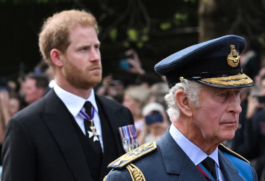 El rey Carlos III ofrece incentivos al príncipe Harry para que asista a su coronación