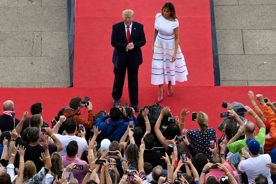 Faux pas: Melania Trump asiste a evento oficial y, al parecer, no llevaba sostén