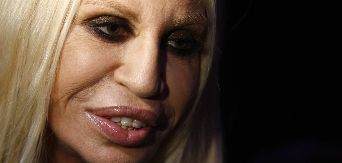 <p>La reconocida diseñadora de moda Donatella Versace tiene una fijación por ser siempre joven, por lo que es clienta de los cirujanos plásticos. <strong>(Fotos: Archivo El Universal)</strong></p>

