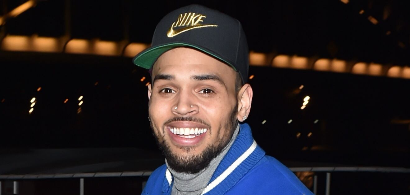 Chris Brown olvida frasco con droga en una sudadera que ofreció en su venta de garage 