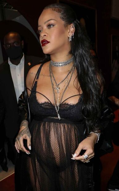 Rihanna sale a caminar y presume su pancita con prendas muy de los 90