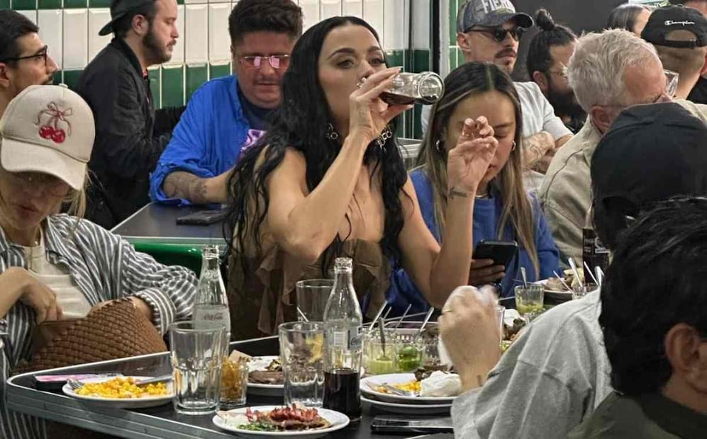 Katy Perry es captada disfrutando de unos tacos en su visita a México / Foto: X