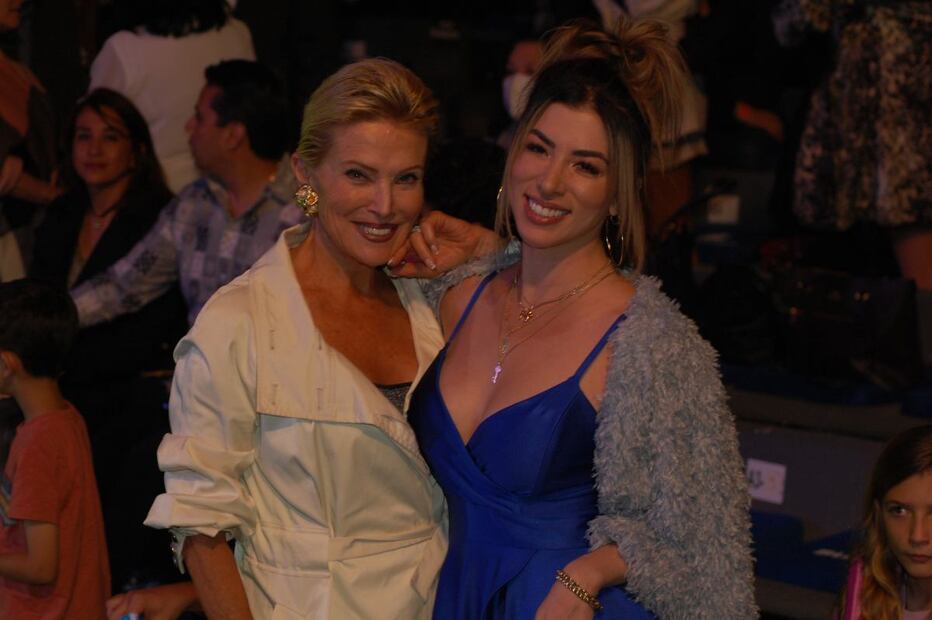 Jesús Sesma y Marcela Colokuris asisten juntos al estreno de Broadway in the Park