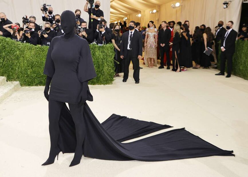 Kim Kardashian, otra vez cubierta de pies a cabeza por Balenciaga para el Met Gala