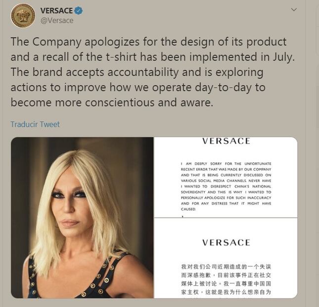 Donatella Versace ofrece disculpas por error en sus camisetas 