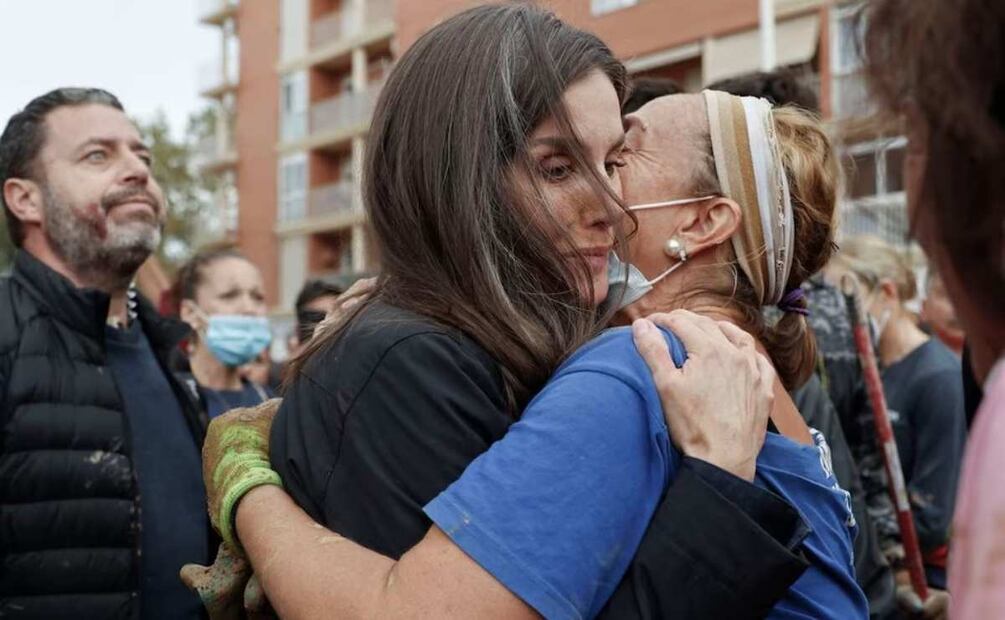 Reina Letizia de España acompaña a los damnificados por la DANA / Foto: EFE