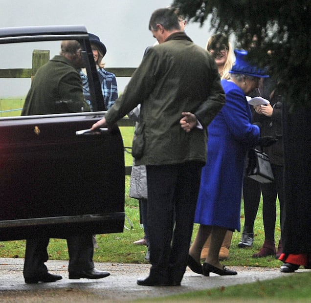 La reina Isabel II reaparece tras 19 días enferma 